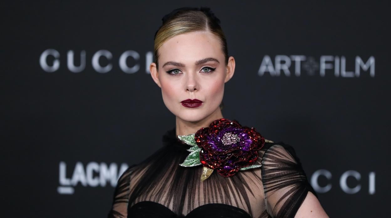 Elle Fanninf en la alfombra roja de la gala LACMA