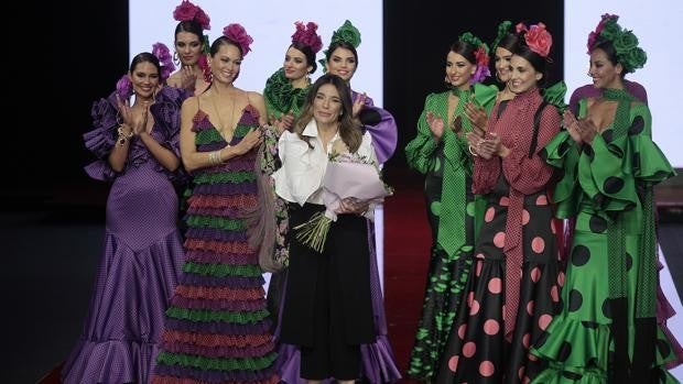Raquel Bollo se estrena en la moda flamenca con una colección inspirada en los 70