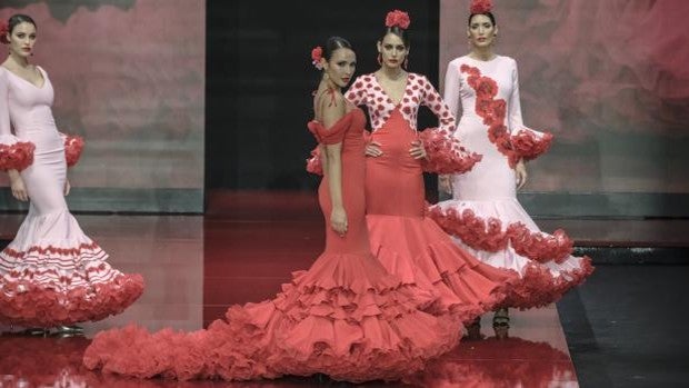 Leticia Lorenzo se inspira en el ritual de elegir el traje de flamenca