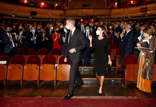 Sus Majestades entrando al Teatro Real