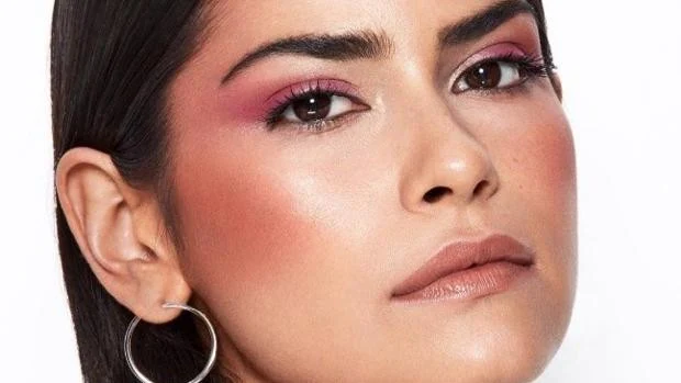 «Blush draping», ¿cómo es la técnica de maquillaje que hace «contouring» con tu colorete?