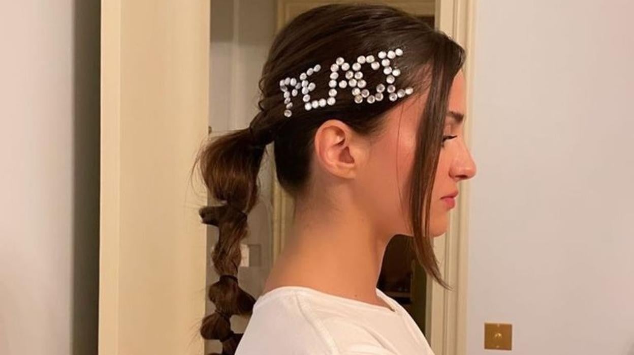 La modelo Gabrielle Caunesil recurrió a este accesorio en el pelo para asistir al desfile de Balmain