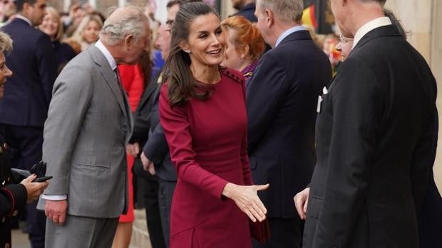 Los looks 'coordinados' de la Reina Letizia y el príncipe Carlos en Inglaterra