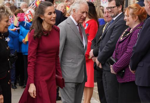 Su Majestad ha llevado un vestido y abrigo de Carolina Herrera