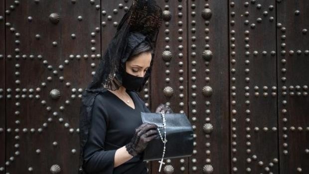 Cinco vestidos negros ideales para vestir de mantilla en Semana Santa (y que podrás utilizar en otras ocasiones)