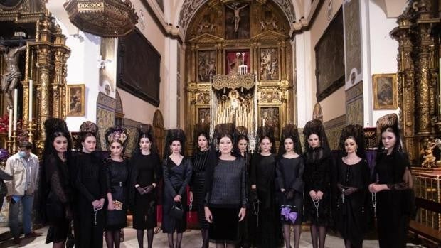 Cómo se adapta la moda a la tradición de vestir de mantilla en Semana Santa