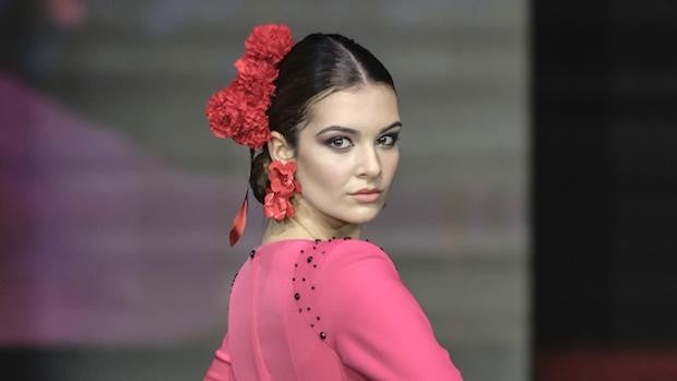 Once formas de ponerse la flor de flamenca para la Feria de Abril 2022