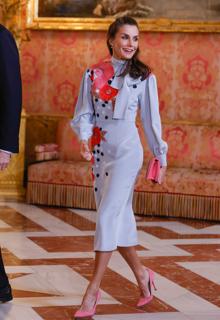 La reina Letizia con vestido de Pertegaz y accesorios de Magrit