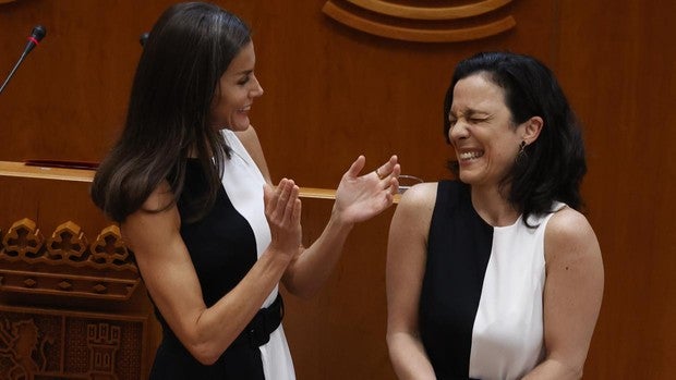 La Reina Letizia lleva el mismo vestido que una de las premiadas al acto que preside