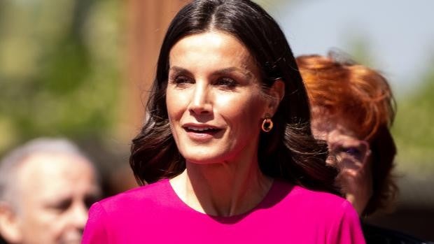 La Reina Letizia sorprende con el 'cut-out', la tendencia más atrevida de su armario