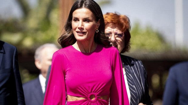 La Reina Letizia enseña tripa con un sorprendente vestido fucsia 'cut out'