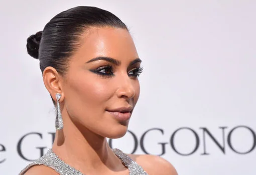 Kim Kardashian con eyeliner invertido.