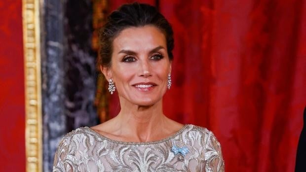 La Reina Letizia se salta el protocolo y deslumbra con uno de sus looks más sublimes