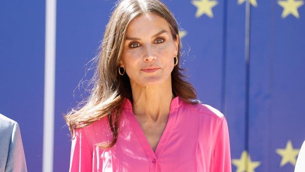 Doña Letizia repite de fucsia en la Feria del Libro