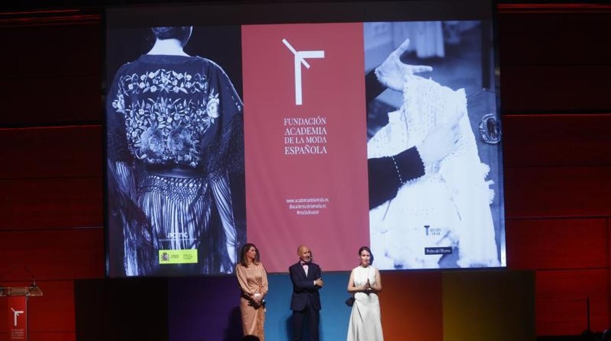 En el auditorio del museo del Traje, durante la presentación, Ana García-Siñeriz, Modesto Lomba y Beatriz González-Cristóbal