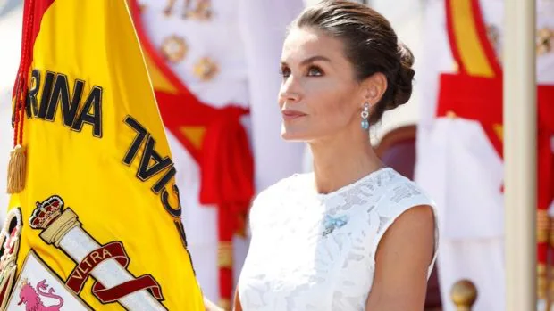 La Reina Letizia sorprende con un vestido blanco con transparencias
