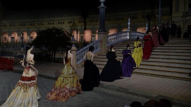 Dior se enamora de Sevilla en un desfile histórico para la ciudad