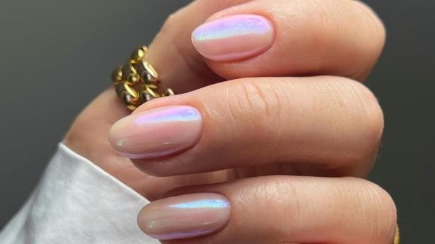 Uñas glaseadas o por qué las uñas que se hacía tu abuela vuelven a ser lo más