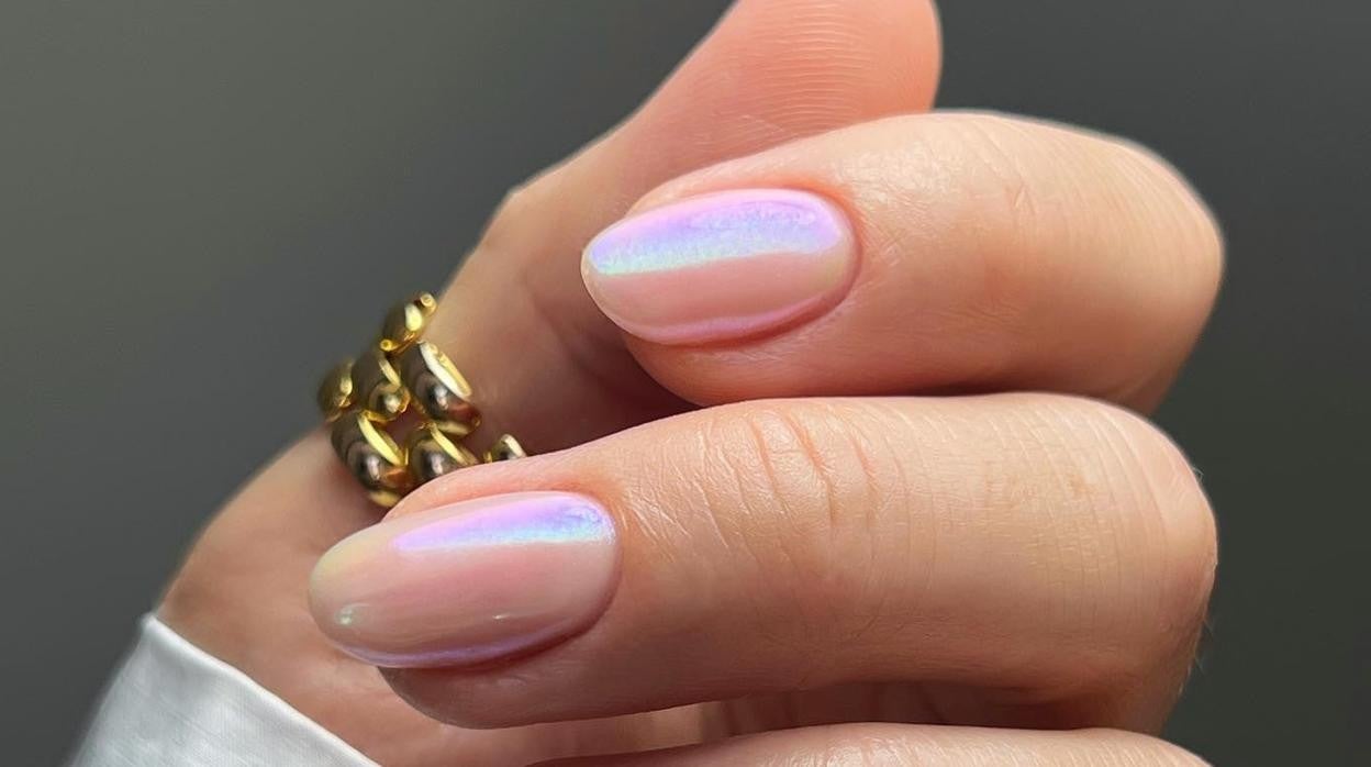 Uñas glaseadas o por qué las uñas que se hacía tu abuela vuelven a ser lo más