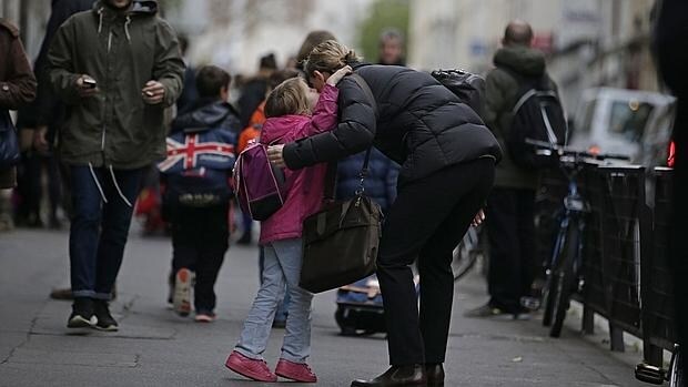 Una madre se despide de su hija el lunes 16 en París