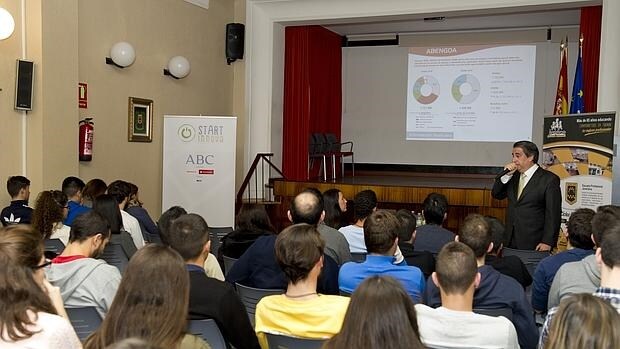 Fernando Celaya durante la conferencia sobre innovación que ofreció a los alumnos del la Escuela Profesional Javeriana de Madrid