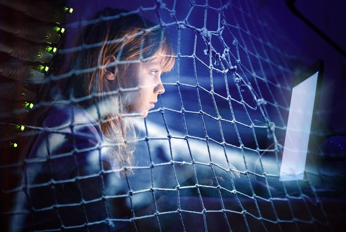 ¿Hasta dónde puede llegar un padre en vigilar a su hijo en las redes sociales o en su WhatsApp?