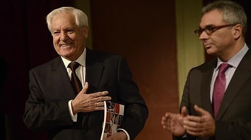 Eugenio González, educador, junto al consejero de Políticas Scciales y Familia, Carlos Izquierdo