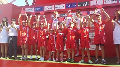 Los participantes suben al podio como los profesionales.