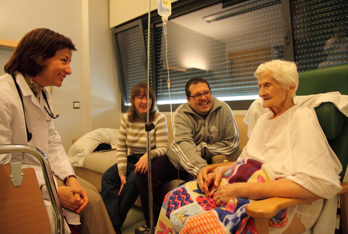 Medicos, voluntarios y pacientes acaban formando una familia.