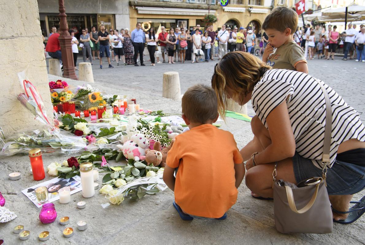 Decenas de personas se reúnen para rendir homenaje a las 84 víctimas del atentado de Niza