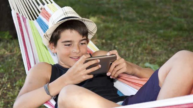 ¿Haces bien al espiar el móvil de tus hijos?