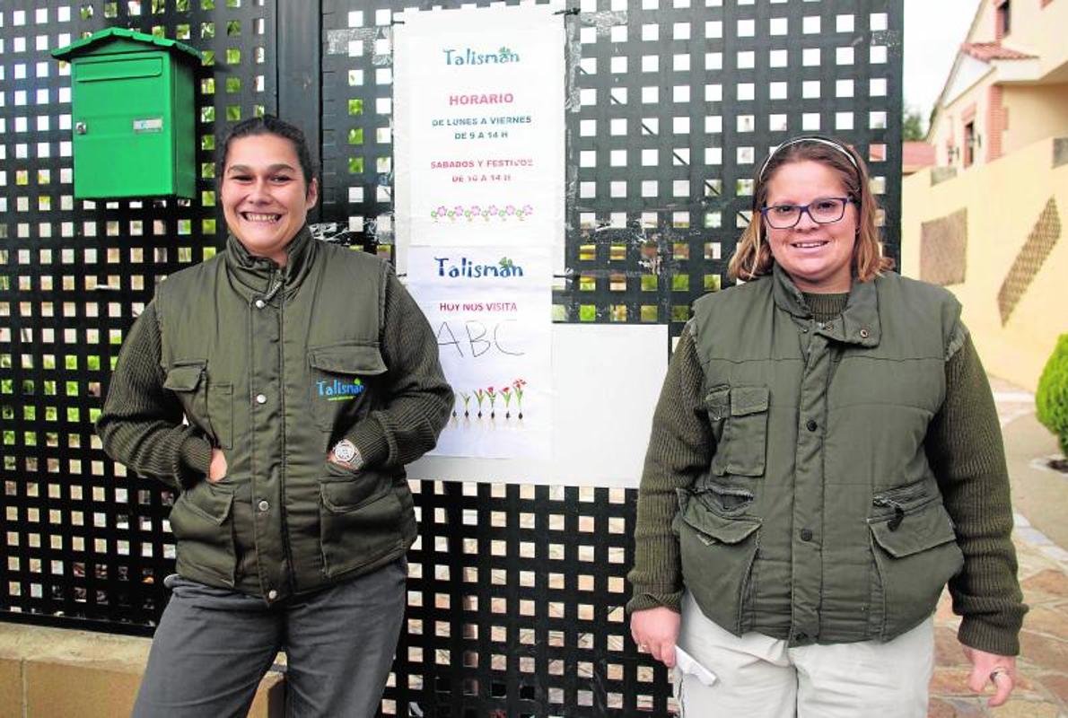 Esther y Niurka (a la derecha) muestran orgullosas el cartel que da la bienvenida a ABC