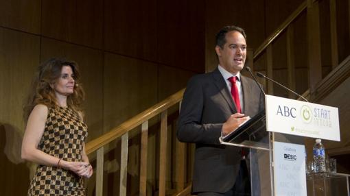 Laura Peraita y José María de la Guía clausurando la II edición de los premios Startinnova