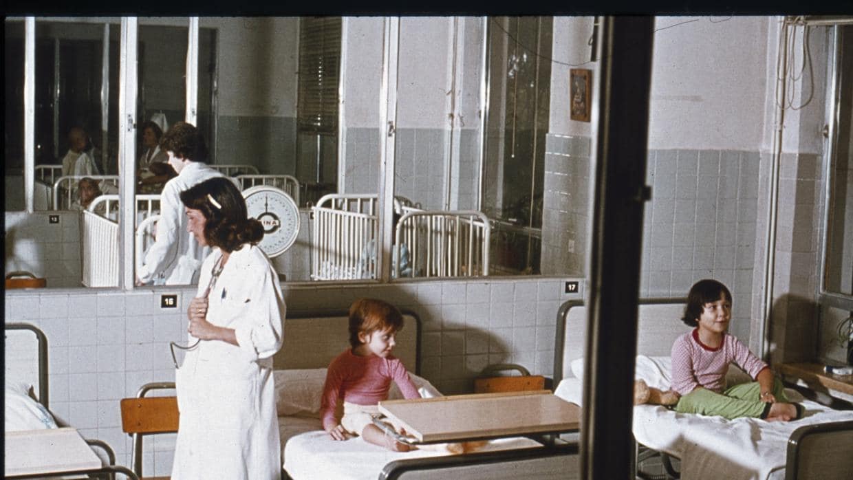 Una sala del Hospital del Niño Jesús (Madrid) en los años 70