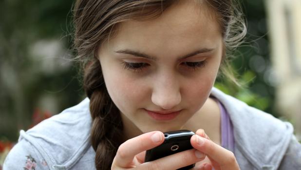 Chicas de 14 a 16 años, las que más temen separarse del móvil