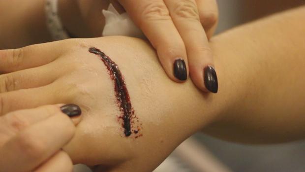 Así se hacen, paso a paso, las heridas más terroríficas para Halloween