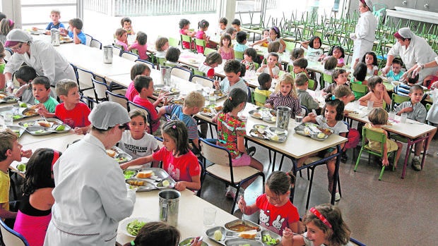 Las comidas escolares suspenden en verduras y frutas de temporada