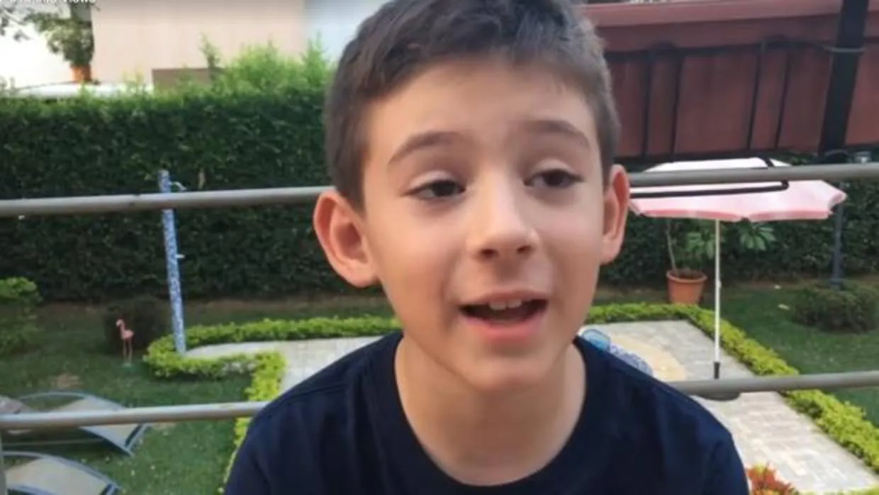 Fotograma del vídeo de Facebook en que Federico García Villega, un niño de ocho años, explica qué es el Síndrome de Asperger