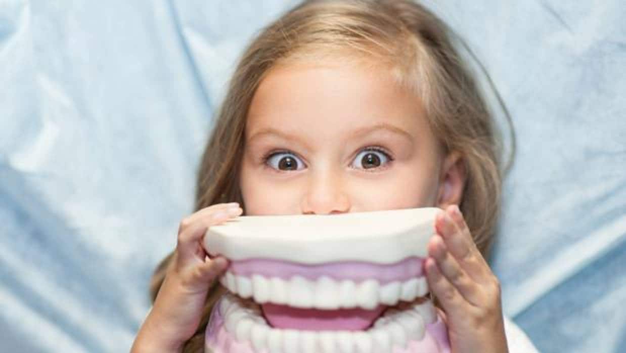 La primera visita al dentista se debe hacer a los 6 años