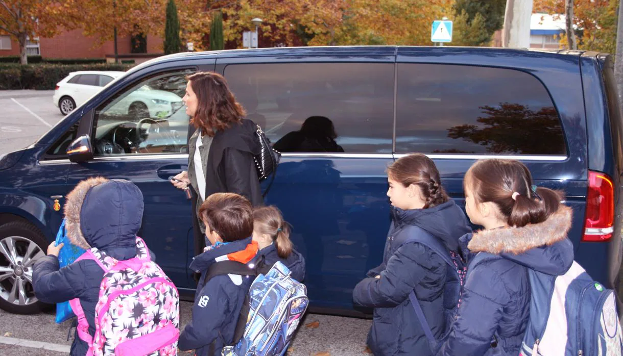 Compartir coche para llevar a los niños al colegio, la última tendencia de ahorro