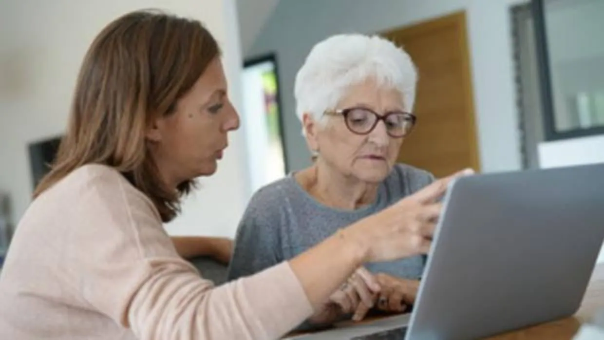 El 43% de los mayores que usa Internet pide ayuda al menos una vez por semana