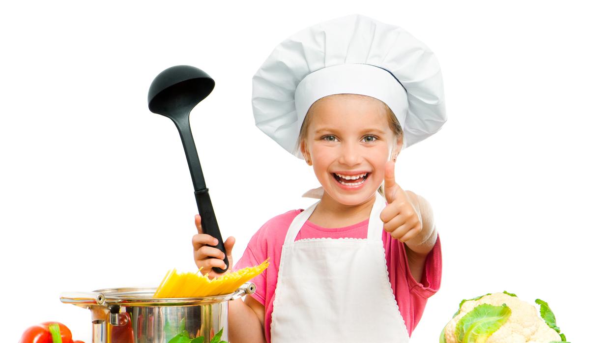 Los niños que ayudan en la cocina comen más verduras