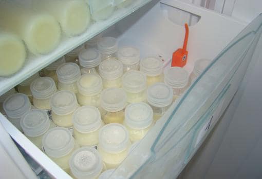 Frascos de leche materna donada