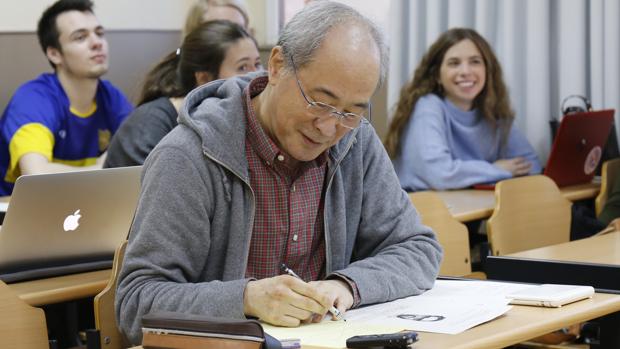 Un japonés de 62 años, el alumno internacional más veterano de la clase