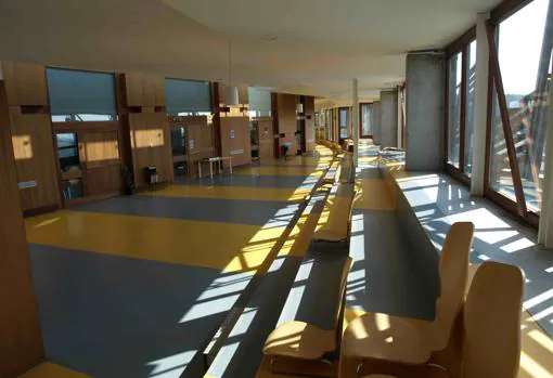 La Universidad de Vigo cuenta con asientos en sus luminosos pasillos para motivar a los alumnos a quedarse e incrementar su sentimiento de pertenencia a esta institución