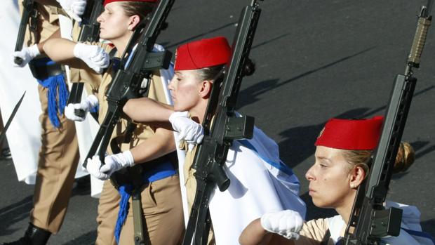 Igualdad en el Ejército: ¿se debe pedir la misma estatura a mujeres que a hombres?