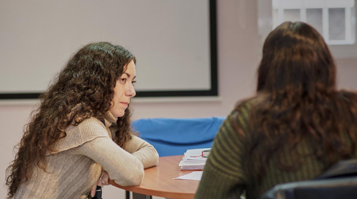 Irene Gallego, del proyecto Conviviendo, durante un diálogo con una adolescente