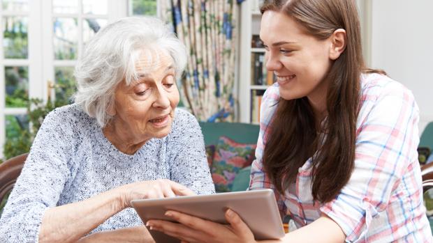 Hijos y nietos, primeros maestros de los abuelos en nuevas tecnologías