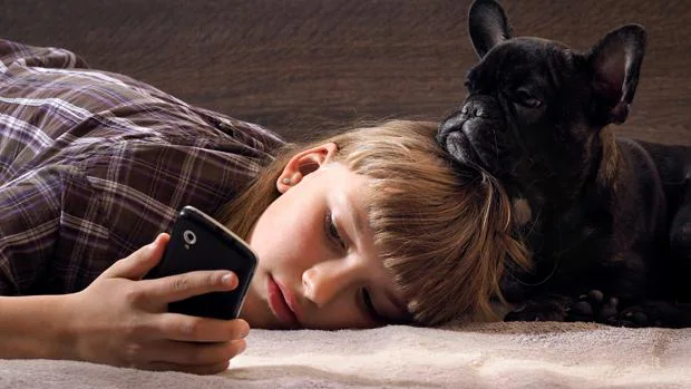 Los riesgos a los que un niño se expone cuando duerme junto al móvil
