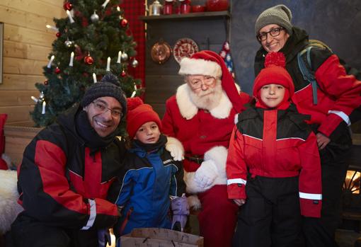 La familia junto a Santa Claus en Laponia